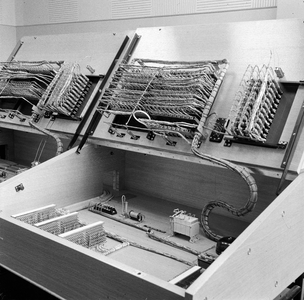 154356 Afbeelding van de nieuwe telefooncentrale van de N.S. in één van de hoofgebouwen te Utrecht.